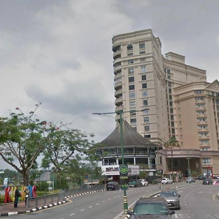 Riverbank Suites Waterfront Кучинг Экстерьер фото