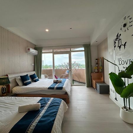 Riverbank Suites Waterfront Кучинг Экстерьер фото