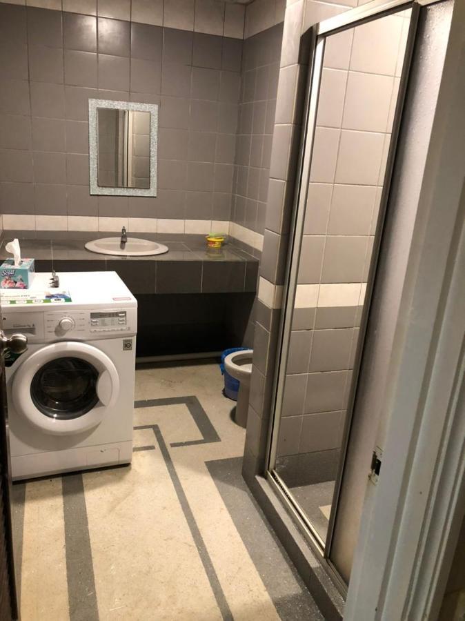 Riverbank Suites Waterfront Кучинг Экстерьер фото