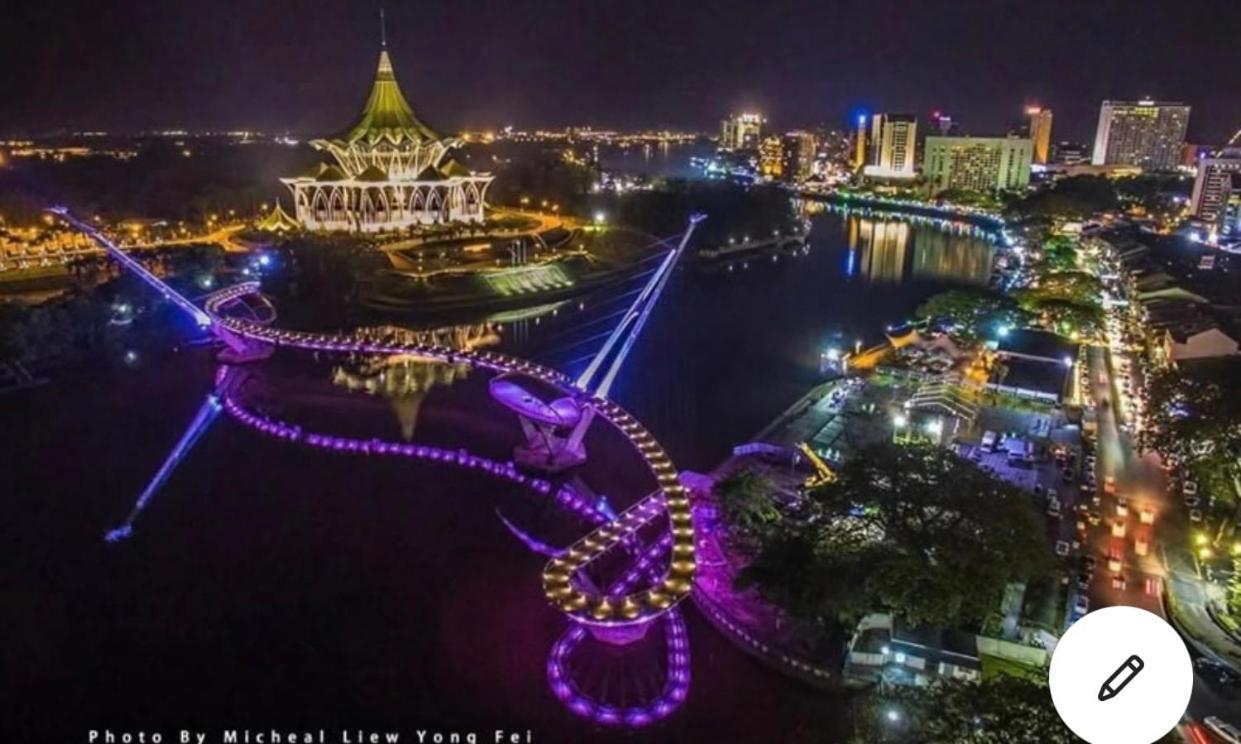 Riverbank Suites Waterfront Кучинг Экстерьер фото