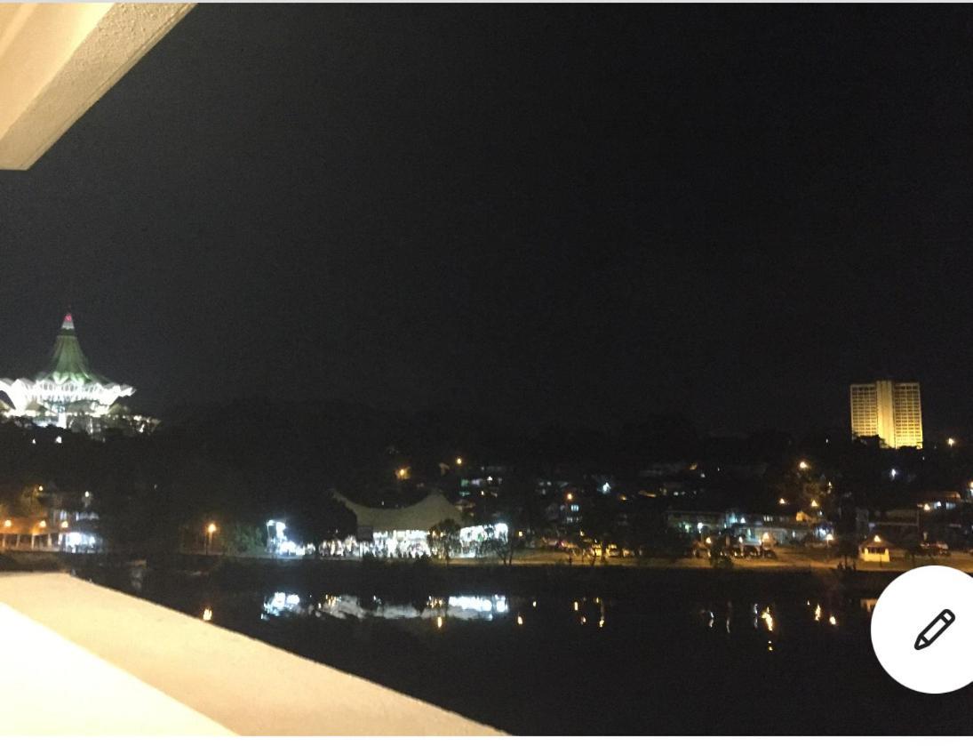 Riverbank Suites Waterfront Кучинг Экстерьер фото