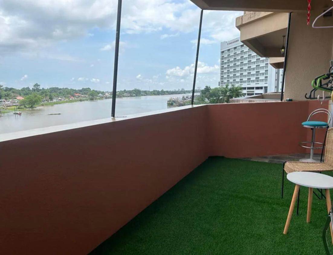 Riverbank Suites Waterfront Кучинг Экстерьер фото