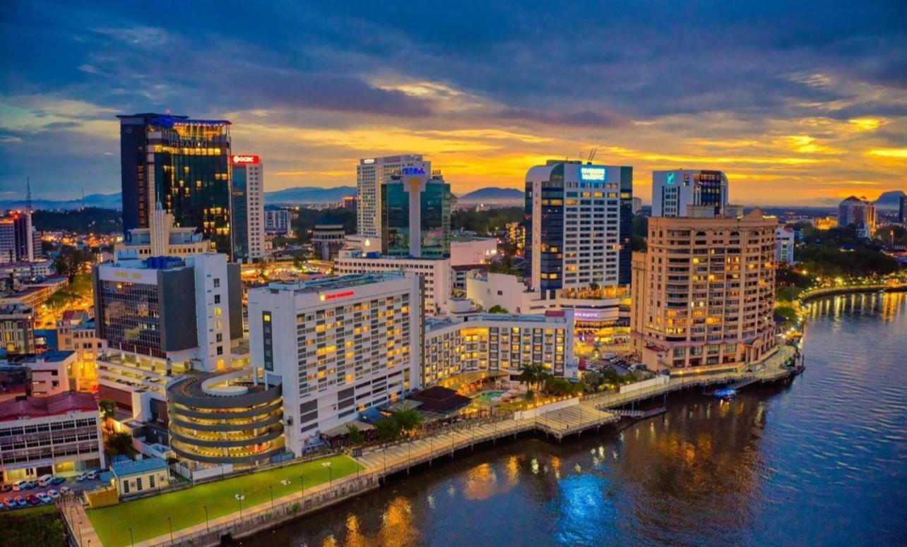 Riverbank Suites Waterfront Кучинг Экстерьер фото