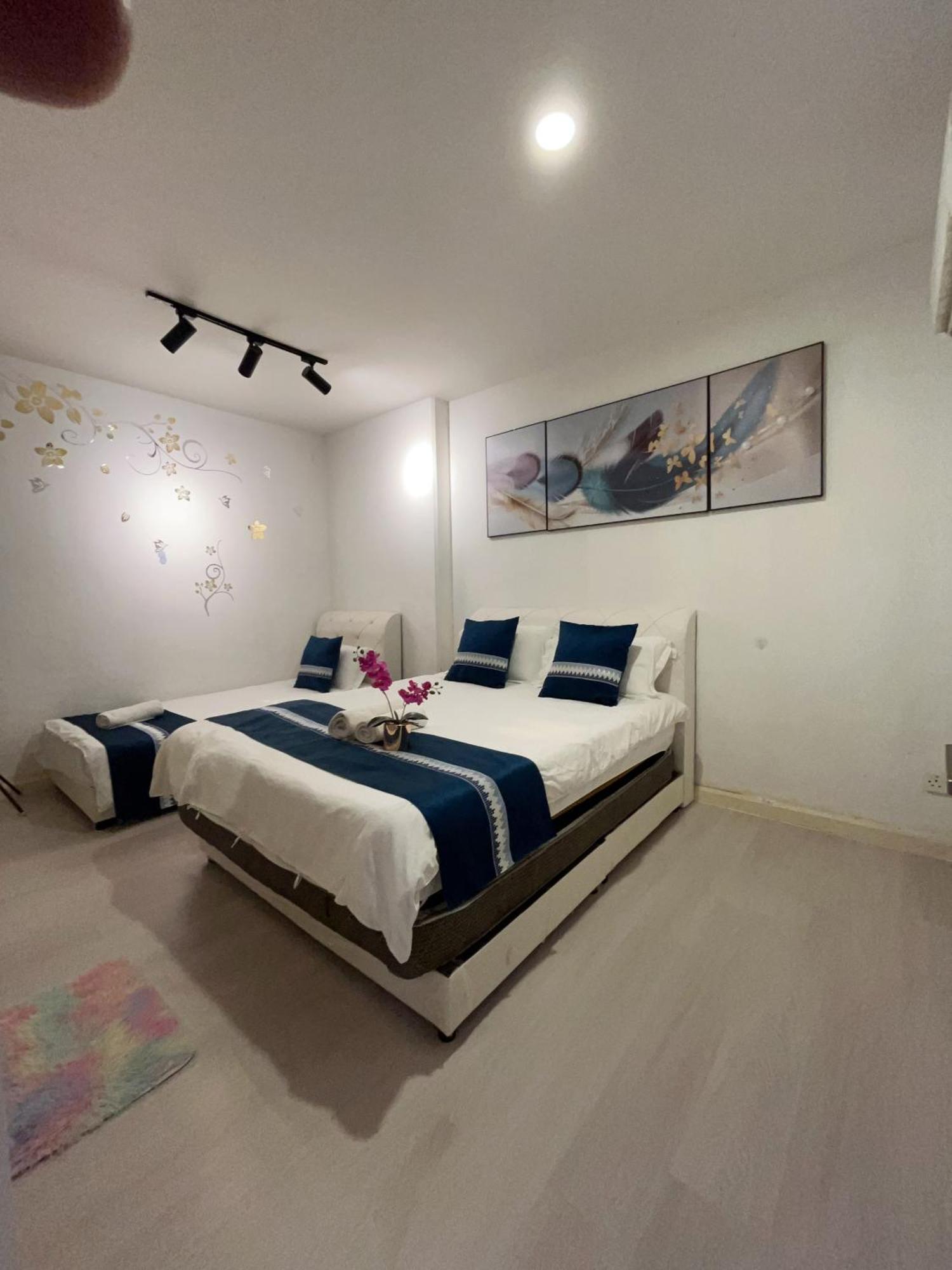 Riverbank Suites Waterfront Кучинг Экстерьер фото